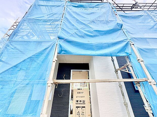 ◆歩道整備で通学・通勤も安心な環境◆車道としっかり分離された歩道があるため、小さなお子様のお散歩や毎日の移動も安心。すぐ近くにコンビニもあり、ちょっとした買い物にも便利な住環境です。