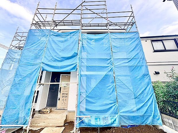 ◆木目が映える上品な玄関ポーチ◆しっかりと屋根が覆う設計で、雨の日の傘の開閉やご家族のお出かけも安心です。自然光が入る明かり取り窓を備え、訪れる人を優しく迎える住まいの顔です。
