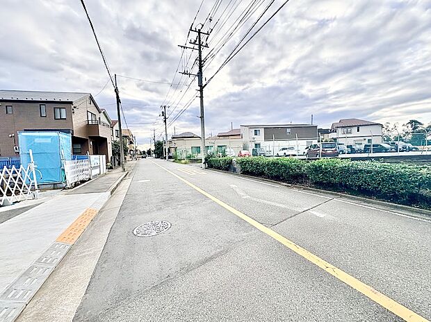 ◆見通しが良く運転しやすい前面道路◆車同士のすれ違いや庫入れもしやすい開放的な道路状況。歩道も確保されており、小さなお子様の通学や毎日の通勤・お買い物も安心感のある住環境です。