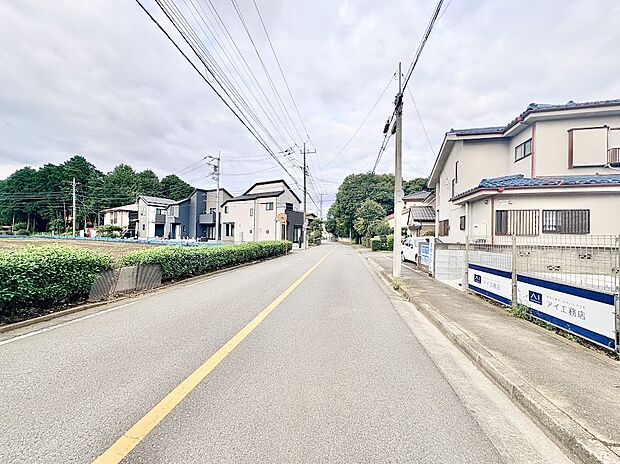 ◆空が大きく広がる開放的な街並み◆幅員にゆとりのある整った前面道路で、お車でのすれ違いや庫入れも落ち着いて行えます。周辺環境も明るく見通しが良いため、ご家族の日々の移動も安心です。