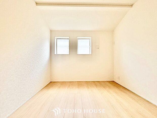 明るく温かみのある洋室は、お子様のお部屋としても最適です。学習机やベッドを配置してもゆとりがあり、自分でお片付けをする習慣づけにも適しています。健やかな成長を見守る心地よい空間です。
