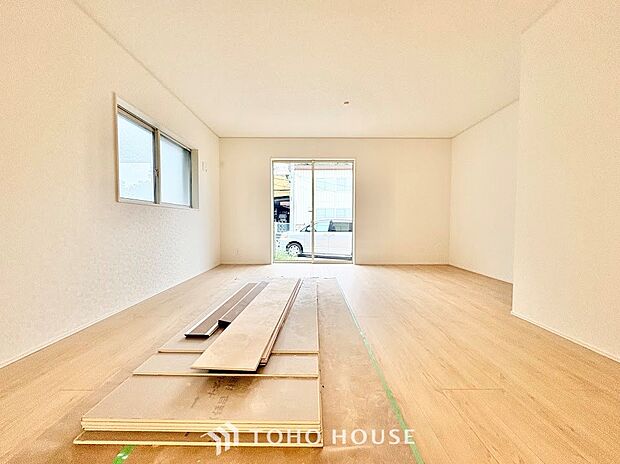 柔らかな自然光が差し込み、お部屋全体を明るく包み込む心地よいリビング。日中は照明に頼らず過ごせる自然な明るさが魅力です。穏やかな時間の中で、ご家族それぞれのペースでゆったりとくつろげます。