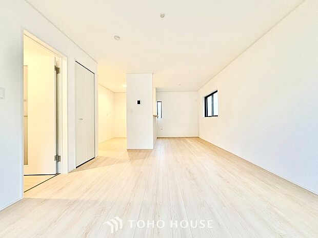 窓からたっぷりの陽光が降り注ぎ、部屋全体を明るく包み込む心地よいリビング。日中は照明に頼らずに過ごせる自然な明るさが魅力です。ポカポカとした陽だまりの中で、穏やかな休日を満喫できます。