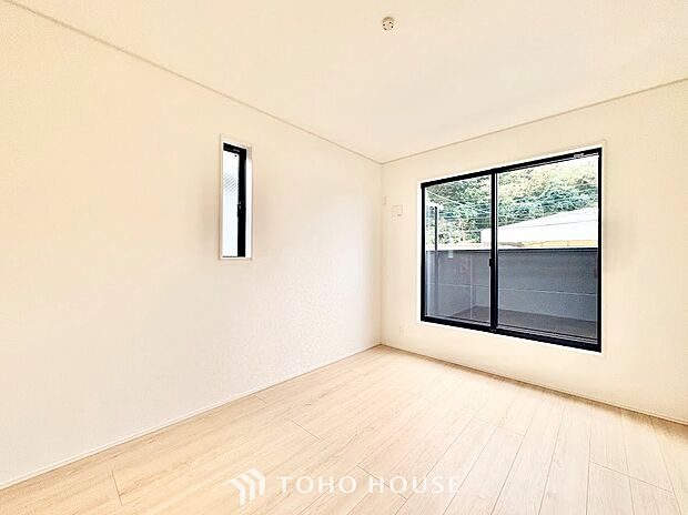 一日の終わりに心身をゆっくりと休める、落ち着いた雰囲気の居室。ベッドを置いてもゆとりのある広さで、質の高い睡眠と爽やかな朝の目覚めをサポートします。心安らぐプライベート空間です。