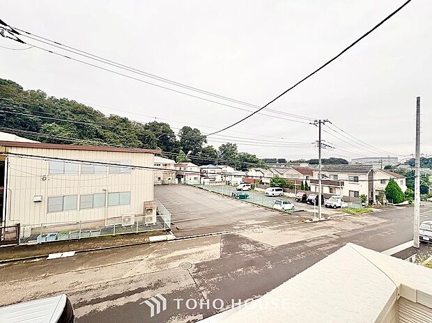 爽やかな風と柔らかな日差しを感じられるバルコニー。お洗濯物やお布団もしっかり干せて、毎日の家事をサポートします。外の空気に触れながら、ホッと一息つけるプライベートな屋外空間としても活躍します。