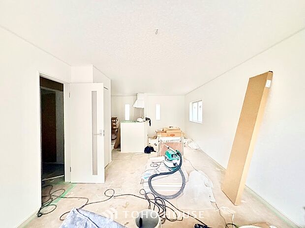 窓からたっぷりの陽光が降り注ぎ、部屋全体を明るく包み込む心地よいリビング。日中は照明に頼らずに過ごせる自然な明るさが魅力です。ポカポカとした陽だまりの中で、穏やかな休日を満喫できます。