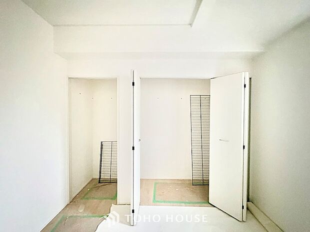 居住空間を広く美しく保つための頼もしい収納スペース。かさばる衣類や思い出の品などもしっかりと収まり、生活感を隠してくれます。荷物の整理整頓がしやすく、いつでもスッキリとしたお部屋を実現します。