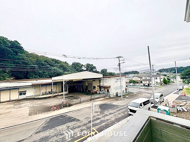 爽やかな風と柔らかな日差しを感じられるバルコニー。お洗濯物やお布団もしっかり干せて、毎日の家事をサポートします。外の空気に触れながら、ホッと一息つけるプライベートな屋外空間としても活躍します。
