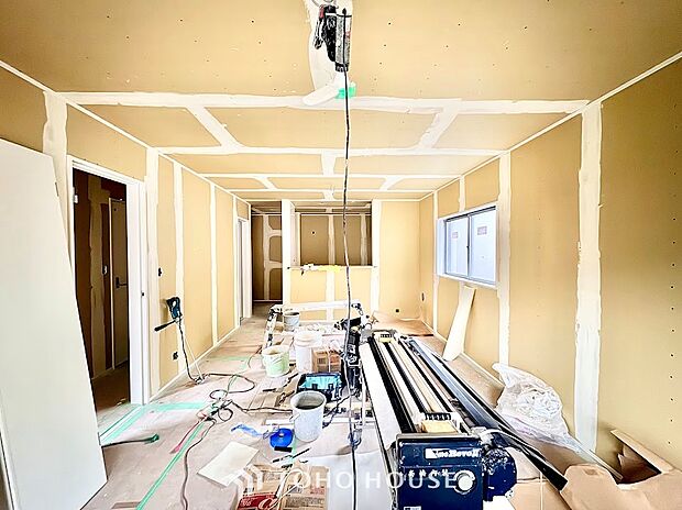 窓からたっぷりの陽光が降り注ぎ、部屋全体を明るく包み込む心地よいリビング。日中は照明に頼らずに過ごせる自然な明るさが魅力です。ポカポカとした陽だまりの中で、穏やかな休日を満喫できます。
