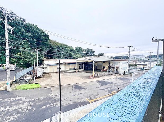 爽やかな風と柔らかな日差しを感じられるバルコニー。お洗濯物やお布団もしっかり干せて、毎日の家事をサポートします。外の空気に触れながら、ホッと一息つけるプライベートな屋外空間としても活躍します。