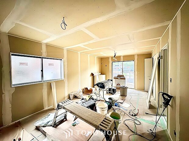 柔らかな自然光が差し込み、お部屋全体を明るく包み込む心地よいリビング。日中は照明に頼らず過ごせる自然な明るさが魅力です。穏やかな時間の中で、ご家族それぞれのペースでゆったりとくつろげます。