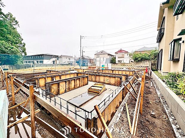 構造の要となる基礎工事を丁寧に進行中。隣地との間隔もしっかり確保されており、風通りや採光に配慮された配置です。完成への期待が高まる、穏やかで安心感のある住環境です。