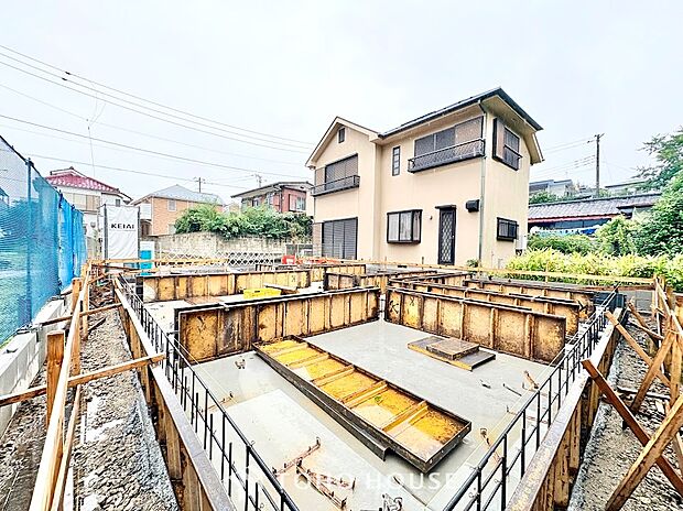 見上げる空が心地よい、開放感あふれる住環境。丁寧に進められている基礎工事から、住まいの確かな構造を確認できます。日当たり・通風ともに期待できる、安心感に満ちた現地です。