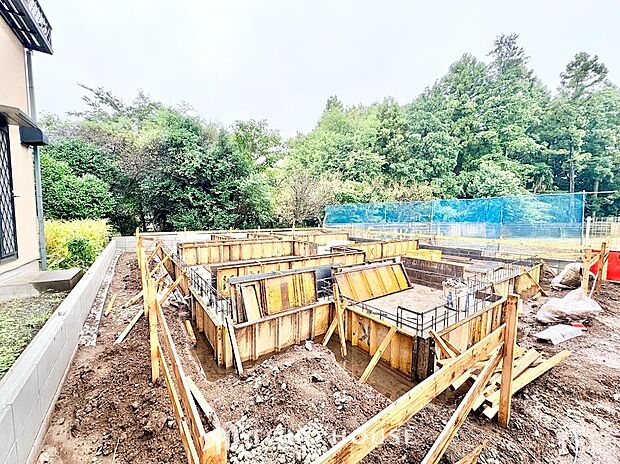 住まいの安全を支える基礎工事の様子。施工の進捗を直接確認できるため、安心して完成を迎えられます。背景には豊かな緑が広がり、自然を感じながら穏やかに暮らせるロケーションです。