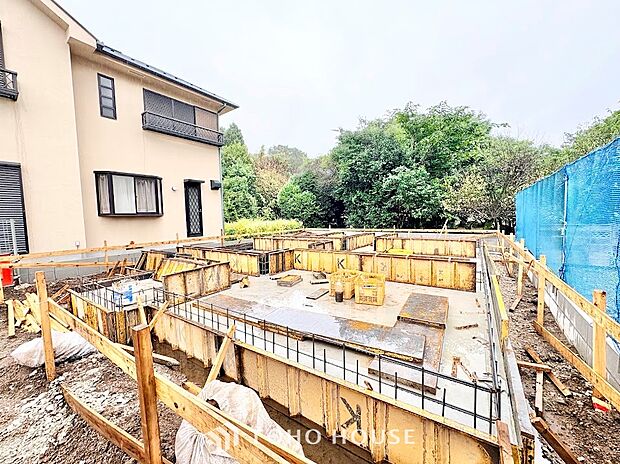 建物を足元から支える丁寧な基礎施工の様子。奥には豊かな緑が広がり、プライバシーを保ちやすい住環境です。完成前だからこそ確認できる、構造の安心感を現地でご実感ください