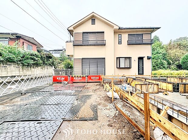 空間に配慮された配置で、日当たりや通風をしっかり確保できる現地。手前側のスペースにもゆとりがあり、車出しや日常生活の移動もスムーズに行える安心の住環境です。