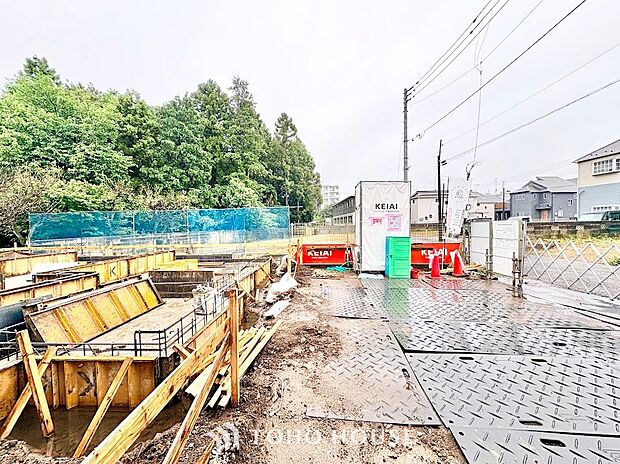 ゆとりある敷地スペースと、背景に広がる豊かな自然が魅力の現地。基礎工事段階から実際の陽当りや隣家との距離感を確認できます。子育て世帯にも優しい、安心感あふれる住環境です
