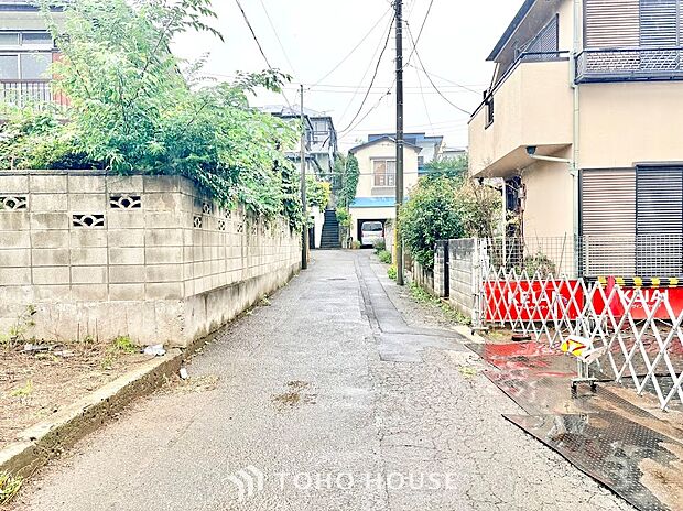 交通量が限られたプライベート感のある前面道路。お子様の飛び出しや車通りの視線が気になりにくく、安全性の高い環境です。緑の潤いを感じながら穏やかな生活を過ごせる魅力的なロケーションです。