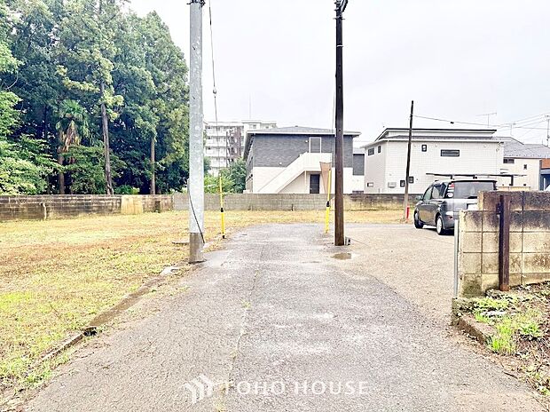 奥まで視界が開けたフラットな道路環境。緑の豊かな景観に隣接しており、風通りや日当たりも確保しやすいロケーションです。車の出入りも落ち着いて行える、安心感ある住環境が広がります。