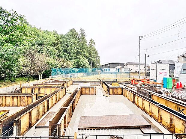 打設されたばかりの頑丈な基礎が安心感を伝える現場。周囲には遮るものがなく、心地よい風と陽光が広がります。自然を感じながらご家族でゆったり暮らせる、環境に恵まれた土地です。