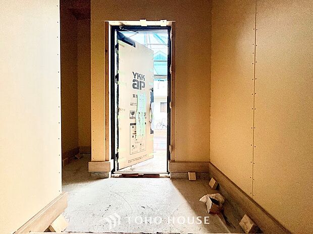 ご家族やゲストを明るく迎え入れる、住まいの顔となる玄関。靴などをしまえる収納を備え、散らかりがちな足元もすっきりと整理できます。いつでも綺麗に保てる、清潔感とゆとりのあるお出迎え空間です。