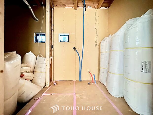 収納力を備えた便利な洗面台。散らかりがちな小物やスキンケア用品、タオル類もすっきりと片付きます。いつでも清潔で美しい空間を保つことができ、日々の暮らしをより快適にサポートしてくれます。