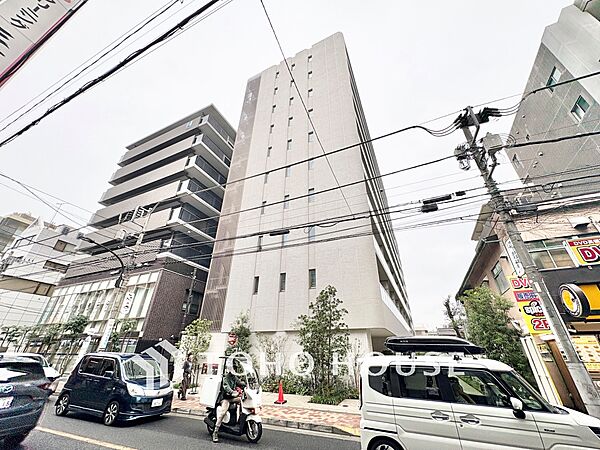 飲食店や日用品店などが近隣に揃う便利な周辺環境。日々の買い物や外食にも困らない快適なロケーションです。