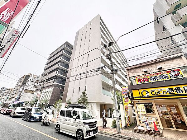 活気ある街並みに馴染む現代的で上品な外観デザイン。利便性と居住性を兼ね備えた住環境です。