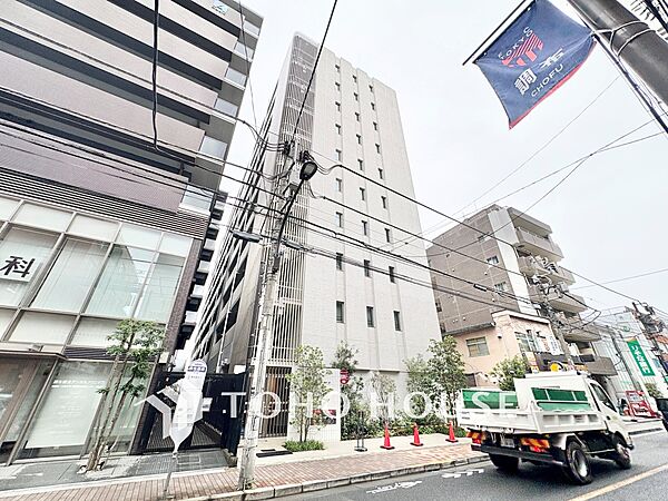商店街・沿道沿いに位置し、夜間の帰宅時も明るく安心なアプローチ。縦格子を取り入れたデザインがスタイリッシュです。