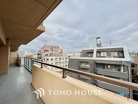 ここからは空が遠くまで見える。紺碧、曇天、茜色。心もともに映り変わる。東京にもあったんだ。こんな景色が・・・。