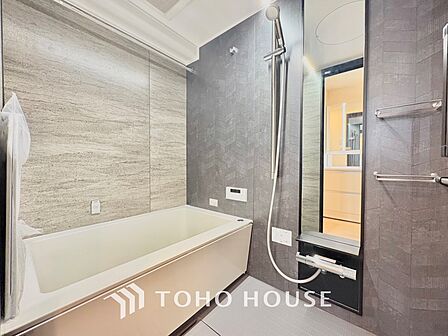 光に照らし出されたバスルーム。適度な湿度と静かに揺れる眼前の水面。広い浴槽にゆっくりと身を沈め深く瞑想をすれば、明日への新たな活力が膨らんでくる。