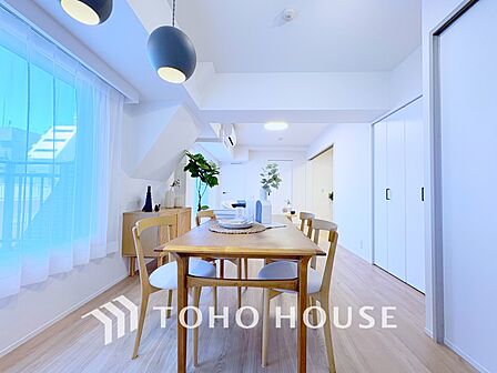 【LIVING】◆眩い◆光が燦々と入り、家族の笑顔を照らす。「いつまでも続いて」と願う夢のような毎日がここにある。
