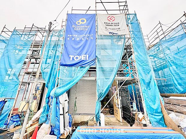 扉を開けた瞬間に広がる、洗練された雰囲気の玄関空間。外の喧騒を忘れさせてくれるような落ち着きがあり、「帰ってきてよかった」と心から思える、安心感と温もりに包まれたマイホームの入り口です。