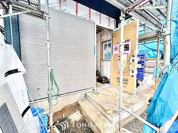 ご家族みんなが自然と集まり、今日の出来事を笑顔で語り合える温かなリビング空間。食事を楽しんだり、ソファでゆったりくつろいだりと、かけがえのない家族の時間を育む住まいの中心となる場所です。