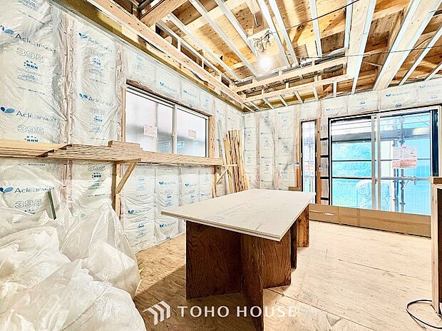 窓からたっぷりの陽光が降り注ぎ、部屋全体を明るく包み込む心地よいリビング。日中は照明に頼らずに過ごせる自然な明るさが魅力です。ポカポカとした陽だまりの中で、穏やかな休日を満喫できます。