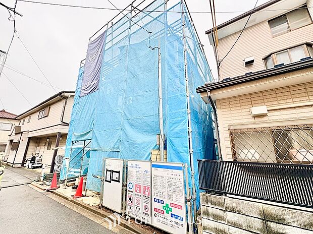 扉を開けた瞬間に広がる、洗練された雰囲気の玄関空間。外の喧騒を忘れさせてくれるような落ち着きがあり、「帰ってきてよかった」と心から思える、安心感と温もりに包まれたマイホームの入り口です。