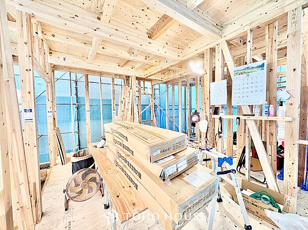 ご家族が自然と集まり、笑顔があふれる温かな憩いの空間。食事を楽しんだり、ゆったりくつろいだりと、かけがえのない家族の時間を育む住まいの中心となる場所です。日々の疲れを癒す心地よいリビングです。