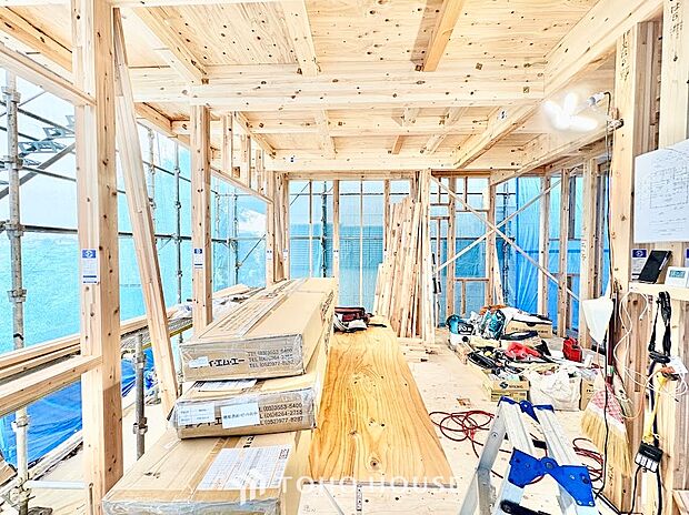柔らかな自然光が差し込み、お部屋全体を明るく包み込む心地よいリビング。日中は照明に頼らず過ごせる自然な明るさが魅力です。穏やかな時間の中で、ご家族それぞれのペースでゆったりとくつろげます。