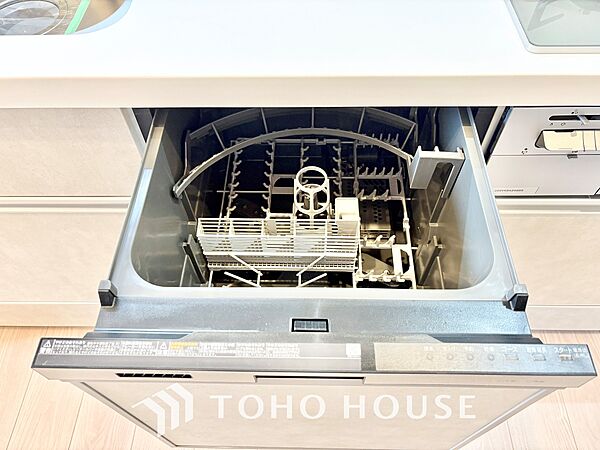 キッチンは家族の絆を育む大切な空間。シンプルで使い易いシステムキッチンで愉しく作る料理は愛情のある美味しいご馳走に。家族で使えるダイニングキッチンです。