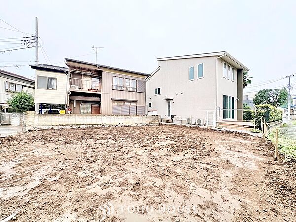 ◆道路からの見通しも良い整形地◆道路からの出入りがしやすく、隣地との間隔も把握しやすい良好な敷地状況。陽当たりや風通りを考慮した設計で、ご家族のこだわりを込めた住まいづくりが叶います。