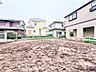 外観：◆青空のもと陽光が注ぐ整地済み敷地◆境界がはっきりとした平坦な地形でプランの検討もスムーズ。周囲の建物との距離感も把握しやすく、陽当たりや通風を考慮したこだわりの住まいづくりを実現できます。
