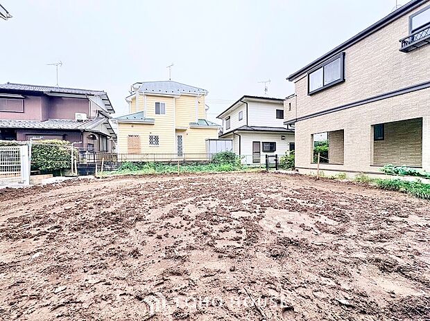 ◆青空のもと陽光が注ぐ整地済み敷地◆境界がはっきりとした平坦な地形でプランの検討もスムーズ。周囲の建物との距離感も把握しやすく、陽当たりや通風を考慮したこだわりの住まいづくりを実現できます。