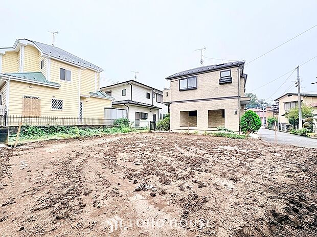 ◆陽当り・通風に恵まれた平坦地◆周囲との境界がはっきりした綺麗な整地済み敷地。上部に広がる青空と豊かな陽光を感じられ、ご家族の理想やこだわりを自由に描ける魅力的な住まいの土台です。