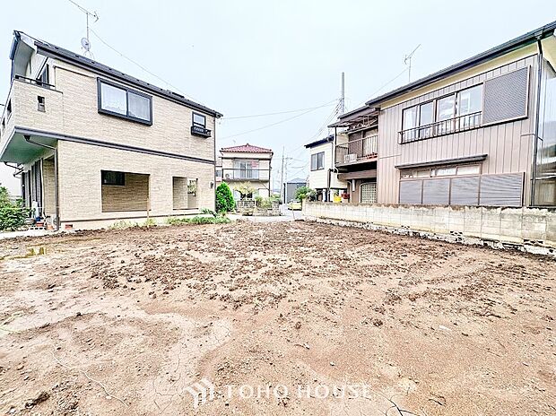 ◆青空のもと光が差し込む平坦な更地◆境界ブロックが整い、間取りのイメージが湧きやすい良好な土地状況。陽当たりや通風を考慮した設計がしやすく、理想の家族空間を自由に形にしていただけます。