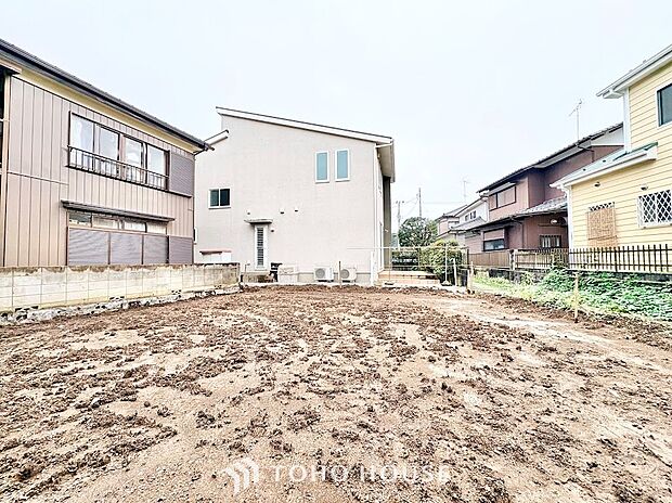 ◆落ち着きのある閑静な住宅街◆見通しが良好で車の出し入れもスムーズな前面道路環境。交通量が少なく静かな街並みのため、小さなお子様がいるご家庭も安心して過ごせる快適なロケーションです。