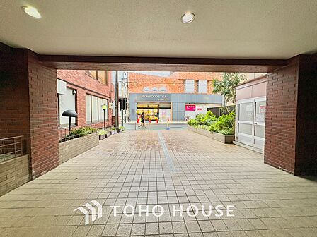 澄み切った空に映える外観。デザイン性の高さと新築のような清潔感。こんなマンションで毎日を生きて行きたい。