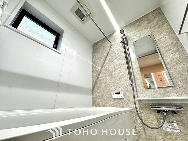 【Bathroom】奥行きが長く足を延ばしてもラクラクのスペース。体の大きい方でも嬉しいワイドサイズ。また、カビが付きにくく軽くこすれば簡単に落ちるお掃除ラクラク仕様です。