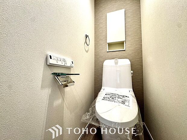 【Toilet】トイレも全て新品に交換されており、清々しく新生活を始めることができます。白基調の清潔感のある空間に生まれ変わりました。