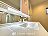 洗面：【Wash basin】十分な大きさの洗面台は収納もさる事ながら、身だしなみチェックや歯磨きなど、朝の慌ただしい時間でもホテルライクなスペースで余裕とゆとりを感じて頂けます。