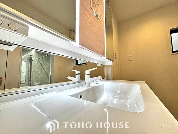 【Wash basin】十分な大きさの洗面台は収納もさる事ながら、身だしなみチェックや歯磨きなど、朝の慌ただしい時間でもホテルライクなスペースで余裕とゆとりを感じて頂けます。